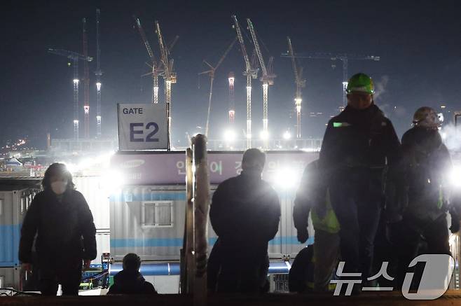 22일 오전 6시쯤 경기 평택시 삼성전자 평택캠퍼스 4공장(P4)으로 출근하는 근로자들 뒤로 현재 공사 중인 5공장(P5)의 모습이 보이고 있다. ⓒ News1 김영운 기자