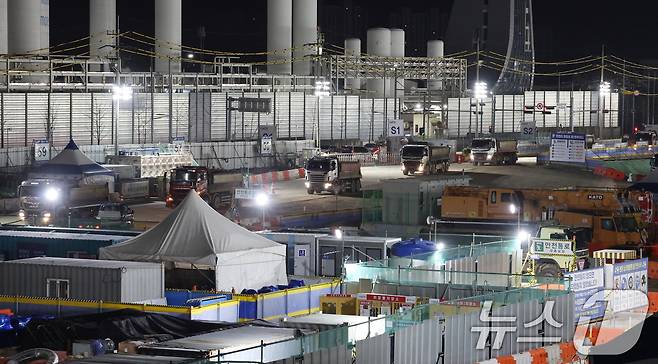 22일 오전  6시쯤 경기 평택시 삼성전자 평택캠퍼스 5공장(P5)으로 공차 차량이 들어가고 있다. 2025.12.22/뉴스1 ⓒ News1 김영운 기자