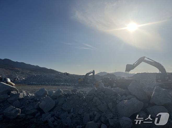 지난달 22일 SK하이닉스 용인 클러스터 공사현장에서 크레인이 작업을 진행하고 있는 모습.ⓒ 뉴스1