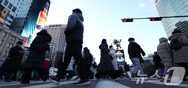 새해 첫 출근일인 2일 오전 서울 종로구 광화문 네거리에서 시민들이 발걸음을 옮기고 있다. 2026.1.2/뉴스1 ⓒ News1 김민지 기자