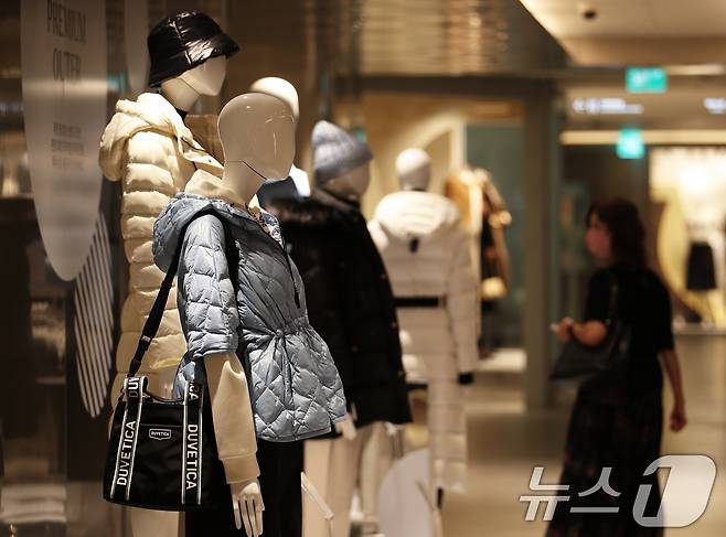 롯데·신세계·현대백화점 등 백화점 3사가 2026년 첫 정기세일에 나서는 가운데 서울 중구 롯데백화점 본점에서 고객들이 매장을 둘러보고 있다.  2024.9.27/뉴스1 ⓒ News1 오대일 기자