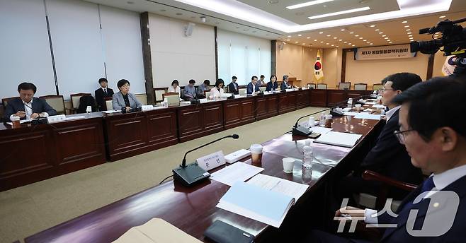 정은경 보건복지부 장관이 지난해 서울 종로구 정부서울청사에서 열린 제1차 통합돌봄정책위원회 회의에서 모두발언을 하고 있다. 장숙랑 교수 또한 통합돌봄정책위원회의 위원이다. /뉴스1 ⓒ News1 임세영 기자