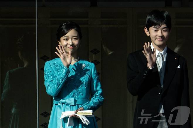 후미히토 일본 왕세제의 차녀인 가코 공주와 아들 히사히토 왕자가 2일 도쿄 왕궁 베란다에서 일반참하 행사에 참여한 시민들에게 인사하고 있다. 2026.1.2 ⓒ AFP=뉴스1 ⓒ News1 강민경 기자