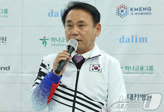 윤경선 대한장애인컬링협회 회장이 2일 오후 서울 송파구 서울올림픽파크텔에서 열린 '2025 밀라노-코르티나담페초 동계올림픽 & 동계패럴림픽 컬링 국가대표 출정식'에 참석해 인사말을 하고 있다. 2026.1.2/뉴스1 ⓒ News1 김진환 기자
