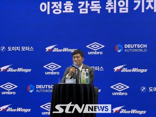 이정효 감독이 2일 오후 2시 수원에 위치한 도이치오토월드 차란차 스튜디오에서 진행된 취임 기자회견에 임하고 있다. /사진(수원)=강의택 기자