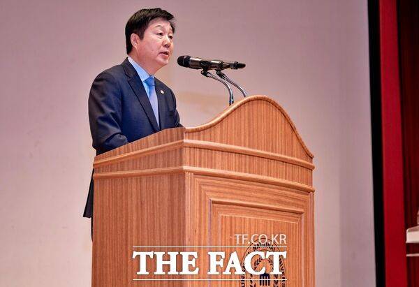 충남대학교가 2일 시무식을 개최하고 2026년 병오년 희망찬 새해의 힘찬 출발을 알렸다. 김정겸 총장이 신년사를 하고 있다. /충남대학교