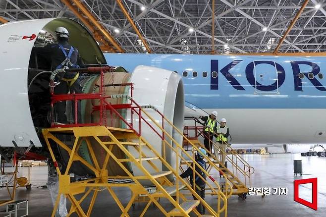 지난달 9일 인천 중구 대한항공 정비고에서 대한항공 예지정비팀과 정비사가 A330항공기 엔진 흡입구에 장착된 온도 센서를 점검하고 있다. 강진형 기자