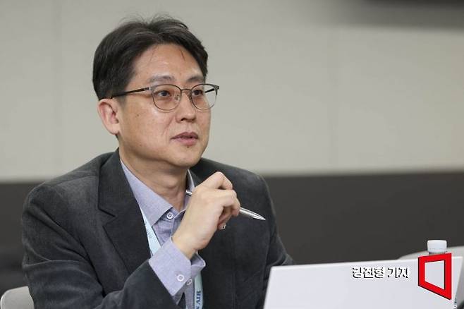 오종훈 대한항공 예지정비팀장이 지난달 9일 인천 중구 대한항공 정비고에서 인터뷰 하고 있다. 강진형 기자