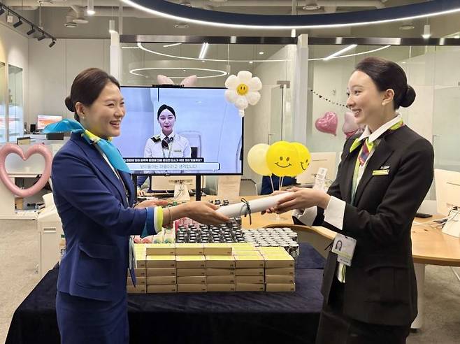 에어부산 객실승무원이 진에어 객실승무원을 맞이해 브리핑실 공동 사용 기념 환영 행사를 실시하고 있다. 에어부산 제공