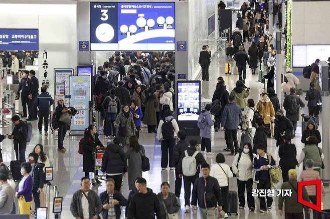 새해 징검다리 연휴를 앞둔 31일 인천국제공항 제1여객터미널을 찾은 여행객들로 붐비고 있다. 아시아경제DB