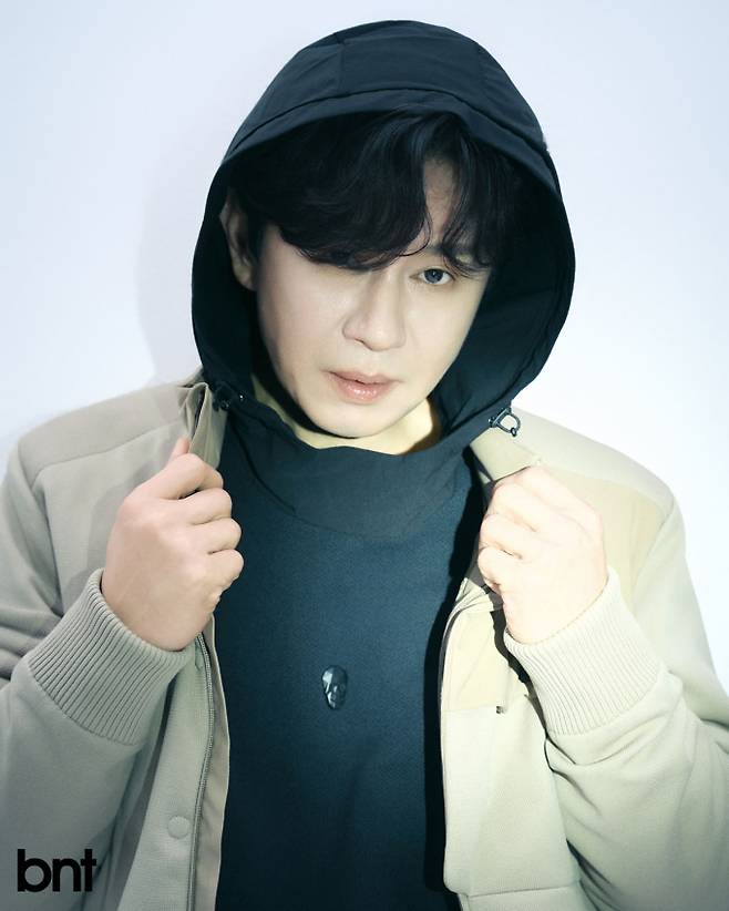 김민종 상의와 아우터 모두 AMAZING CRE 제품.