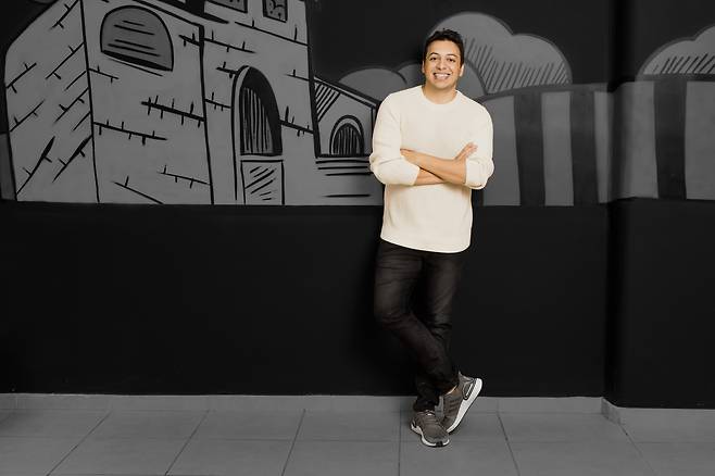 미국 인사 관리(HR) 테크 기업 ‘딜’의 알렉스 부아지즈 최고경영자(CEO). 그는 최근 WEEKLY BIZ와의 화상 인터뷰에서 “글로벌 채용은 이제 선택이 아니라 기업 성장 전략의 핵심이 됐다”고 말했다./Deel