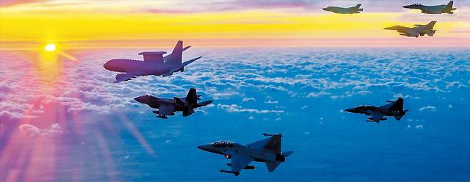 국방장관, 신년 지휘비행… 국산 전투기 편대가 엄호  새해 첫날인 1일 안규백 국방부 장관이 탑승한 공군 조기경보통제기 ‘E-737 피스아이’(맨 왼쪽)가 KF-21 등 국산 전투기 편대의 엄호를 받으며 비행하고 있다. 안 장관은 ‘하늘의 지휘소’로 불리는 E-737에서 지휘 비행을 하며 각지에서 임무 수행 중인 해군 광개토대왕함장, 공군 비행편대장, 해병대 6여단 대대장 등과 통화하고 군사 대비 태세를 점검했다./공군