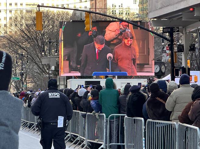 1일 조란 맘다니 뉴욕시장 취임식에 참석한 사람들이 대중에게 공개된 취임식장 안에서 대형 화면으로 지켜보고 있다./윤주헌 특파원