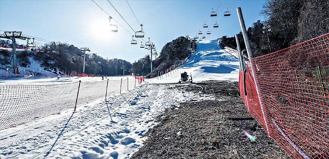눈 부족에 한산한 스키장  지난 31일 강원 춘천 엘리시안 강촌 스키장의 상급자 코스에 눈이 제대로 쌓이지 않아 갈색 풀이 드러나 있는 모습. 이전에는 보통 크리스마스 때쯤부터 이 코스를 운영했지만, 이번 겨울에는 눈이 거의 오지 않아 운영이 늦어지고 있다./고운호 기자