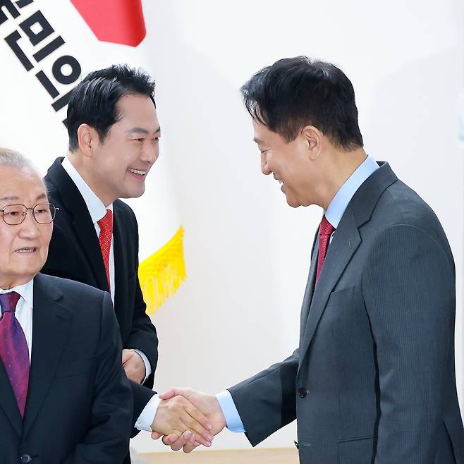 국민의힘 장동혁 대표와 오세훈 서울시장이 1일 서울 여의도 중앙당사에서 열린 신년인사회에 참석해 인사하고 있다. 왼쪽은 상임고문인 장경우 전 의원./연합뉴스