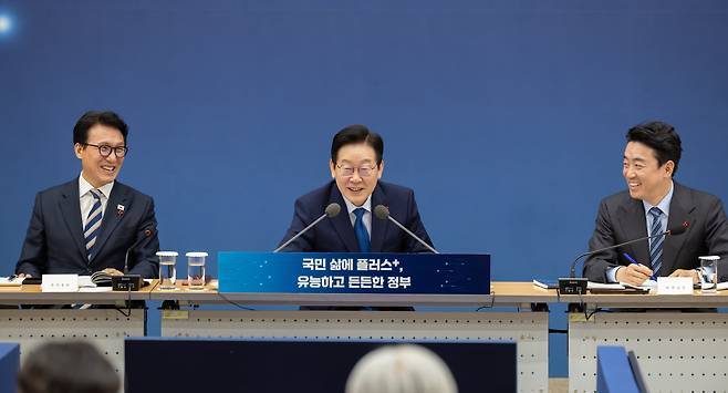 이재명 대통령이 12월 17일 세종시 정부세종컨벤션센터에서 열린 행정안전부·인사혁신처 업무보고에서 발언하고 있다. 이날 "재래식 언론"이라는 표현을 사용했다. /뉴스1