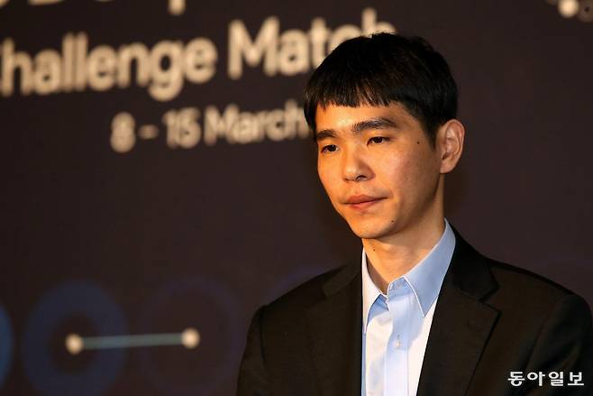 2016년 3월 구글 딥마인드의 바둑 인공지능(AI) 알파고와의 제2국에서 이세돌 9단이 패한 뒤 기자회견을 하는 모습. 올해는 알파고가 이세돌을 꺾은 지 10년이 되는 해로 AI가 인간을 뛰어넘는 ‘특이점’이 시작됐거나 곧 올 거란 예측이 힘을 받는다. 
동아일보DB