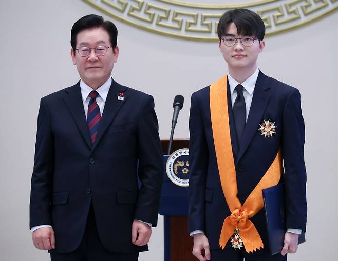 이재명 대통령이 2일 청와대 영빈관에서 열린 2026년 신년인사회에서 프로게이머 '페이커' 이상혁에게 포상을 수여한 뒤 기념촬영을 하고 있다. 청와대통신사진기자단