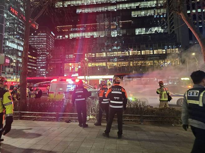 2일 오후 6시5분께 서울 지하철 1호선 종각역 인근에서 택시가 인도로 돌진해 횡단보도에서 신호 대기 중이던 시민들을 들이받는 사고가 발생했다. 사진=서지윤 기자