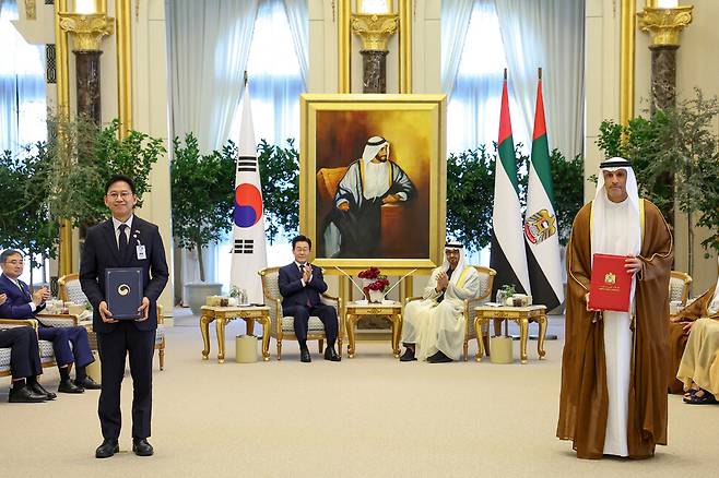 아랍에미리트(UAE)와 한국은 엔비디아 그래픽처리장치(GPU)를 기반으로 데이터센터를 만들지만, 그 경험을 바탕으로 ‘탈엔비디아 생태계’를 만드는 데까지 협력하려 한다. 배경훈 부총리 겸 과학기술정보통신부 장관과 칼둔 칼리파 알무바라크 UAE 아부다비 행정청장이 2025년 11월18일 아부다비 대통령궁에서 이재명 대통령과 무함마드 빈 자이드 알 나흐얀 UAE 대통령이 참석한 가운데 전략적 AI 협력을 위한 양해각서를 체결한 뒤 기념사진을 찍고 있다. 연합뉴스