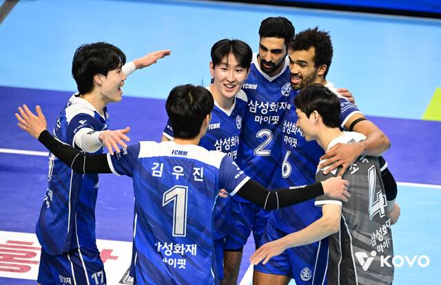 삼성화재 선수들이 1일 대한항공과 경기에서 득점한 뒤 기뻐하고 있다. 한국배구연맹 제공