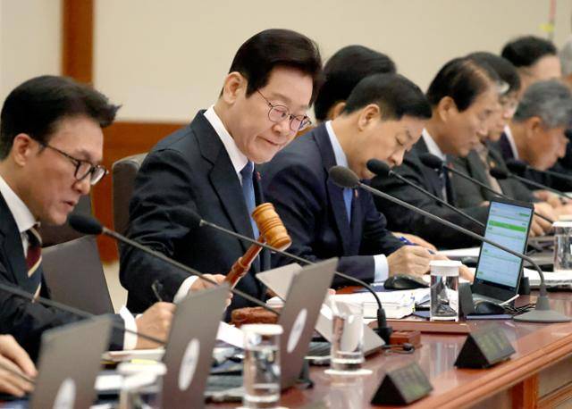 이재명 대통령이 지난달 30일 청와대에서 국무회의를 주재하고 있다. 여당 주도로 국회를 통과한 정보통신망법 개정안이 이날 국무회의에서 의결됐다. 왕태석 선임기자