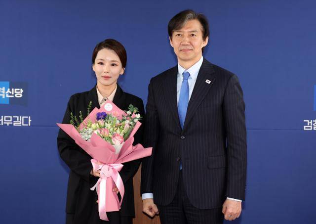 조국 조국혁신당 대표가 2024년 3월 12일 서울 영등포 당사에서 열린 강미정 아나운서 입당 기자회견에서 강 아나운서와 기념촬영을 하고 있다. 뉴시스