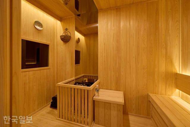 윤석열 전 대통령이 용산 대통령 집무실에 설치한 개인 사우나. 왼쪽 벽면에 TV가 달려 있고, 중앙에는 맥반석이 담긴 사우나 스토브가 설치돼 있다. 청와대 제공