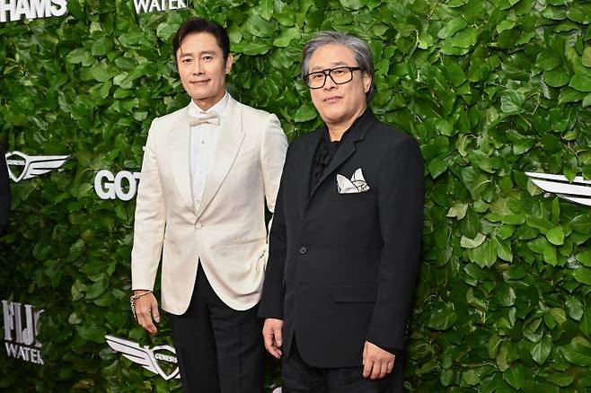 <yonhap photo-3129="">제35회 고담어워즈에 참석한 배우 이병헌(왼쪽)과 박찬욱 감독 / 사진=AP·연합뉴스 </yonhap>
