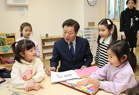 박승원 시장이 아이들과 이야기를 나누고 있다. [사진=광명시]