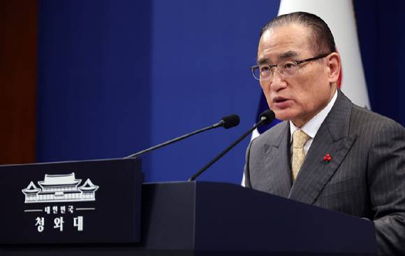 위성락 국가안보실장이 2일 청와대 기자회견장에서 이재명 대통령의 중국 국빈방문에 대해 브리핑하고 있다. 2026.1.2 [사진=연합뉴스]