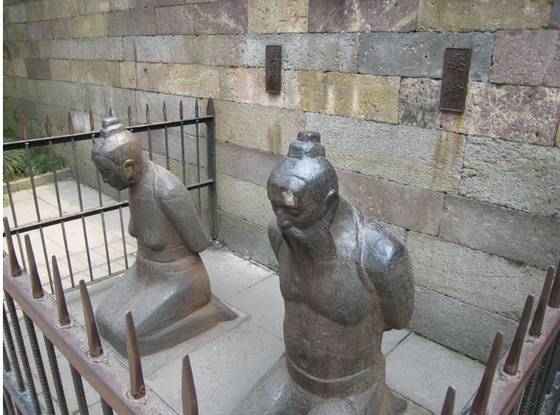 중국 항저우의 악비묘(岳飛墓) 옆에 꿇어앉은 진회(秦檜) 부부 동상. 중국에서는 나라를 팔아먹은 사람을 매국적(賣國賊)이라고 했다. [사진 이익주]