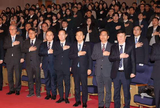 정동영 통일부 장관과 직원들이 2일 서울 종로구 정부서울청사 별관에서 열린 2026년 통일부 시무식에서 국기에 경례하고 있다. 연합뉴스.