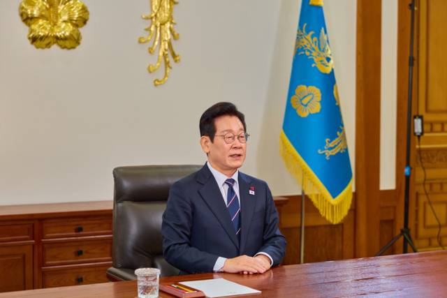 ▲ 이재명 대통령이 청와대에서 2026년 신년사를 발표하고 있다.      이 대통령은 “올 한 해를 붉은 말처럼 힘차게 달리는 해로 삼아 ‘대한민국 대도약의 원년’으로 만들겠다”며, 반칙과 특권이 없는 사회를 구현해 성장의 과실을 모두가 함께 나누도록 하겠다고 밝혔다. 2026.1.1 [청와대 제공]