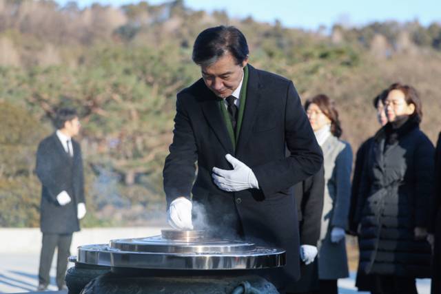 ▲ 조국혁신당 조국 대표가 2일 서울 동작구 국립서울현충원에서 현충탑에 분향하고 있다. 2026.1.2 연합뉴스