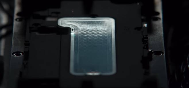 아이폰17에 탑재된 베이퍼챔버. 사진=애플 유튜브