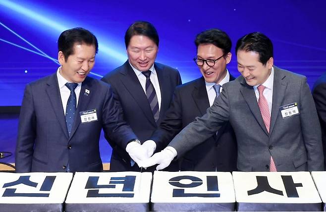 더불어민주당 정청래 대표(왼쪽부터), 최태원 대한상공회의소 회장, 김민석 국무총리, 국민의힘 장동혁 대표가 1월 2일 서울 중구 대한상공회의소에서 열린 2026 경제계 신년인사회에서 떡케이크를 자르고 있다. 사진=연합뉴스