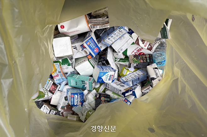 지난달 16일 서울 서초구 한 아파트에 설치된 종이팩 분리배출함 안에 종이팩이 담겨 있다. 오경민 기자
