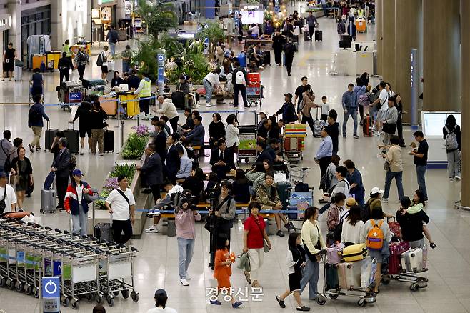 추석과 한글날 등 징검다리 연휴 마지막날인 지난해 10월12일 인천국제공항 제1터미널 입국장이 이용객들로 붐비고 있다. 문재원 기자