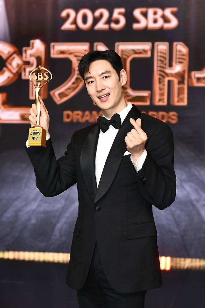 Lee Je-hoon poses for a photo with his trophy after receiving the grand prize at the SBS Drama Awards held in Sangnam-dong, Seoul, Wednesday. (Yonhap)