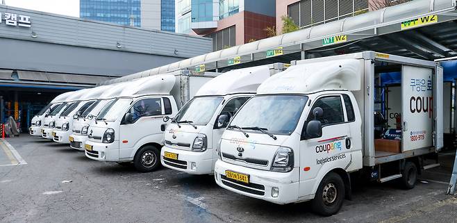 Delivery trucks are parked at a Coupang logistics center in Seoul on Dec. 28, 2025. [WOO SANG-JO]