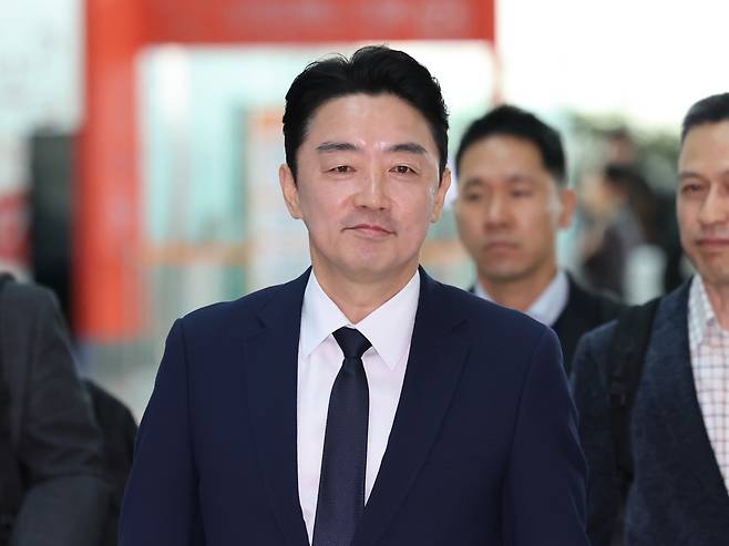 Presidential chief of staff Kang Hoon-sik arrives at the Incheon Internation Airport to leave for Germany as the Presidential Economic Cooperation Envoy, on Oct. 19, 2025. [NEWS1]