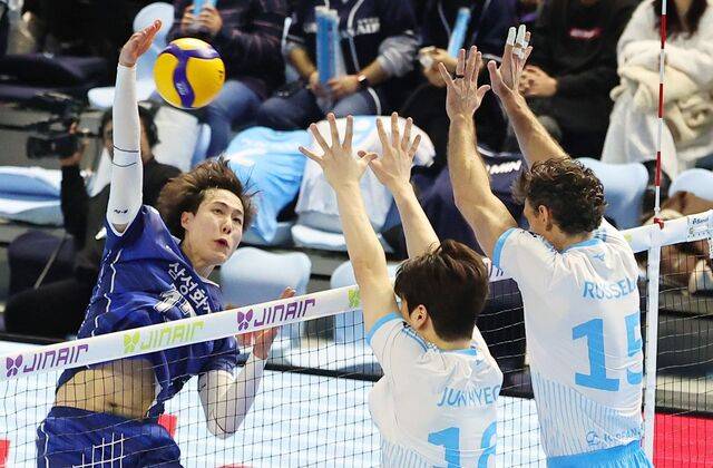 이윤수(삼성화재)가 1일 인천 계양체육관에서 열린 2025-2026 V리그 남자부 대한항공과의 경기에 선발 출전해 스파이크 공격을 하고 있다. 연합뉴스