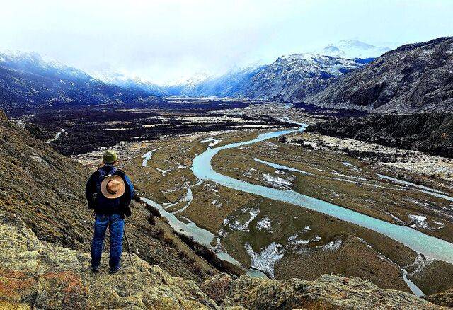 아르헨티나 로스 글라시아레스 국립공원에서 부엘타스강과 피츠로이산을 바라보는 저자. 저자는 “어떤 간섭도 받지 않고 거침없이 자유롭게 몸을 휘두르며 내려가는 강물을 보니 가슴이 뭉클하다”고 적었다. 수문출판사 제공
