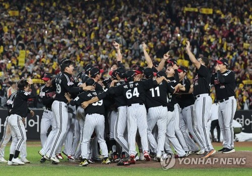LG 선수들이 우승을 자축하고 있다. 사진=연합뉴스