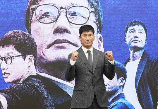 포즈 취하는 수원 삼성 이정효 신임 감독. 사진[연합뉴스]