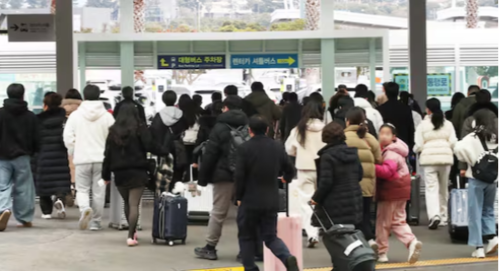 제주국제공항에서 관광객들이 렌터카 하우스로 향하고 있다. (사진=뉴스1)