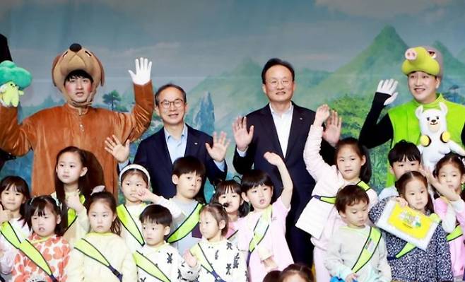 KB금융그룹이 지난해 5월2일 서울 여의도 국민은행 신관에서 연 어린이날 행사에서 양종희 KB금융그룹 회장(뒷줄 왼쪽 두 번째)과 이환주 국민은행장(세 번째)이 아이들과 기념촬영하고 있다./사진=KB금융그룹