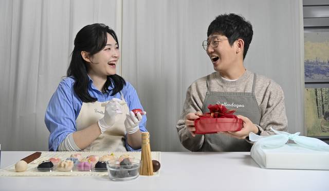 설유진(왼쪽) 씨가 서울 용산구 설렌다과에서 남편과 함께 작업하고 있다.